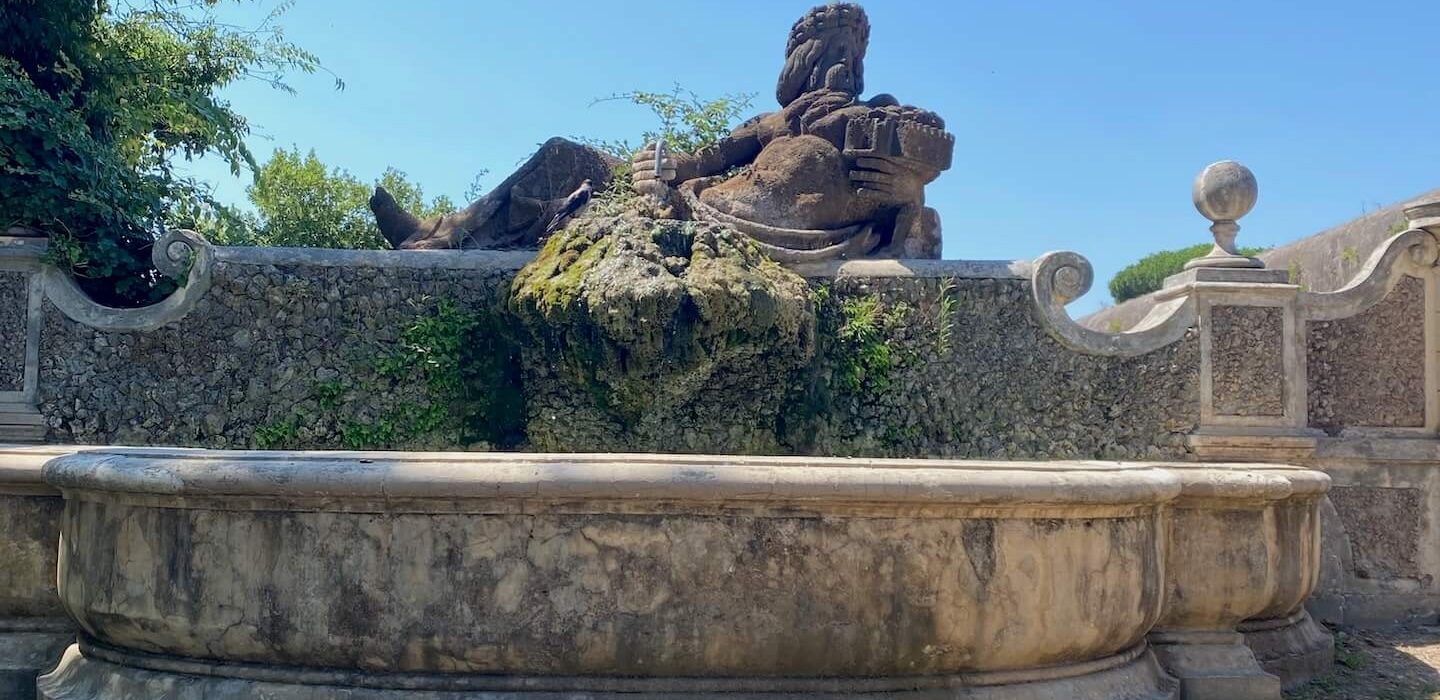 Fontana del Tevere a Villa Doria Pamphilij, con bacino mistilineo e statua della divinità fluviale semisdraiata