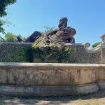 Fontana del Tevere a Villa Doria Pamphilij, con bacino mistilineo e statua della divinità fluviale semisdraiata