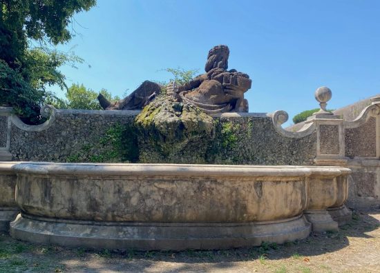 Fontana del Tevere a Villa Doria Pamphilij, con bacino mistilineo e statua della divinità fluviale semisdraiata