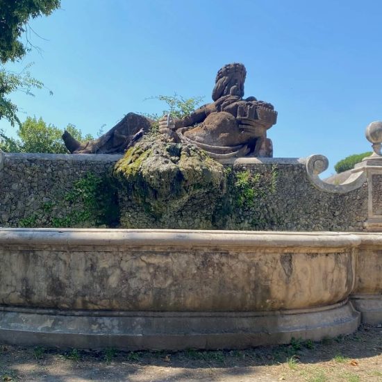 Fontana del Tevere a Villa Doria Pamphilij, con bacino mistilineo e statua della divinità fluviale semisdraiata
