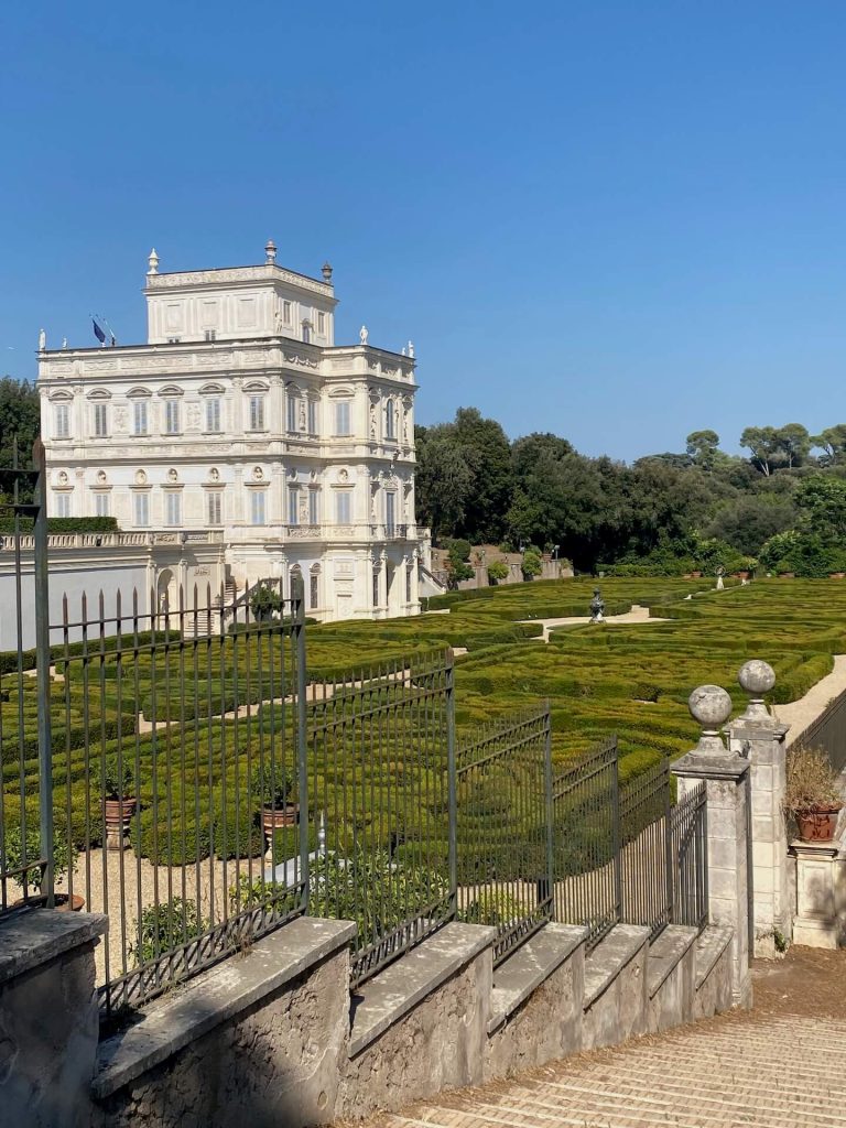 Casino del Bel Respiro e Giardino Segreto a Villa Doria Pamphilij, con parterre all’italiana e siepi di bosso