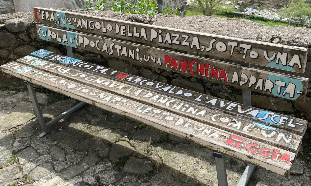 Panchina decorata con una citazione tratta dal racconto ‘La villeggiatura in panchina’ di Italo Calvino
