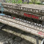 Panchina decorata con una citazione tratta dal racconto ‘La villeggiatura in panchina’ di Italo Calvino