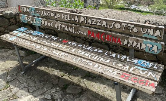 Panchina decorata con una citazione tratta dal racconto ‘La villeggiatura in panchina’ di Italo Calvino