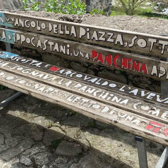 Panchina decorata con una citazione tratta dal racconto ‘La villeggiatura in panchina’ di Italo Calvino
