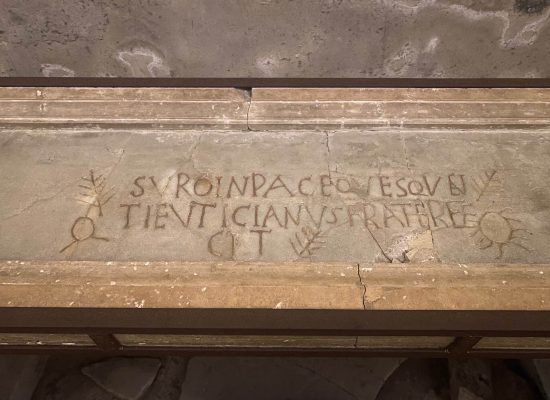 Lastra riutilizzata con iscrizione cristiana ‘Suro in pace questuanti euticanus frater fecit’, nella basilica inferiore di San Clemente a Roma