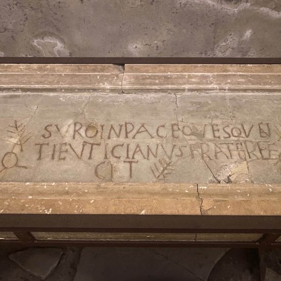 Lastra riutilizzata con iscrizione cristiana ‘Suro in pace questuanti euticanus frater fecit’, nella basilica inferiore di San Clemente a Roma