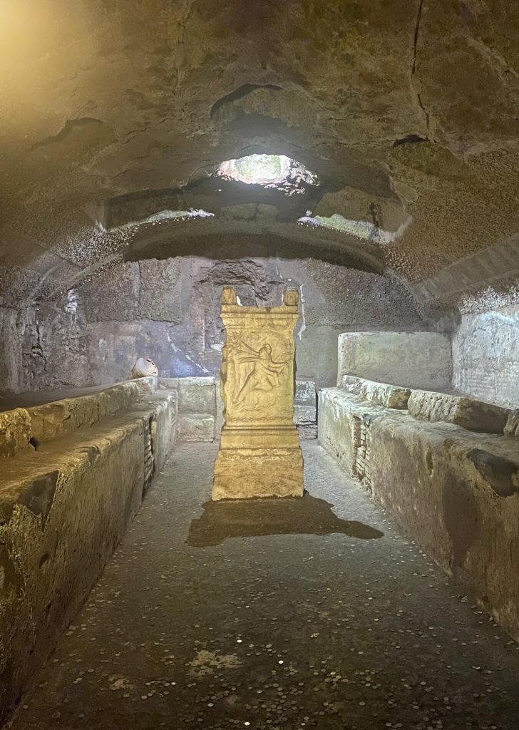 Ambiente sotterraneo con altare mitraico nella basilica di San Clemente a Roma
