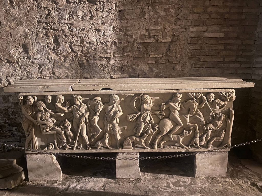 Sarcofago in marmo con bassorilievo raffigurante la leggenda di Fedra e Ippolito