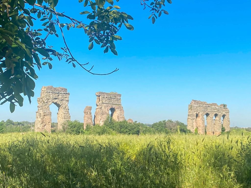 Resti dell'acquedotto Claudio nel Parco degli Acquedotti a Roma